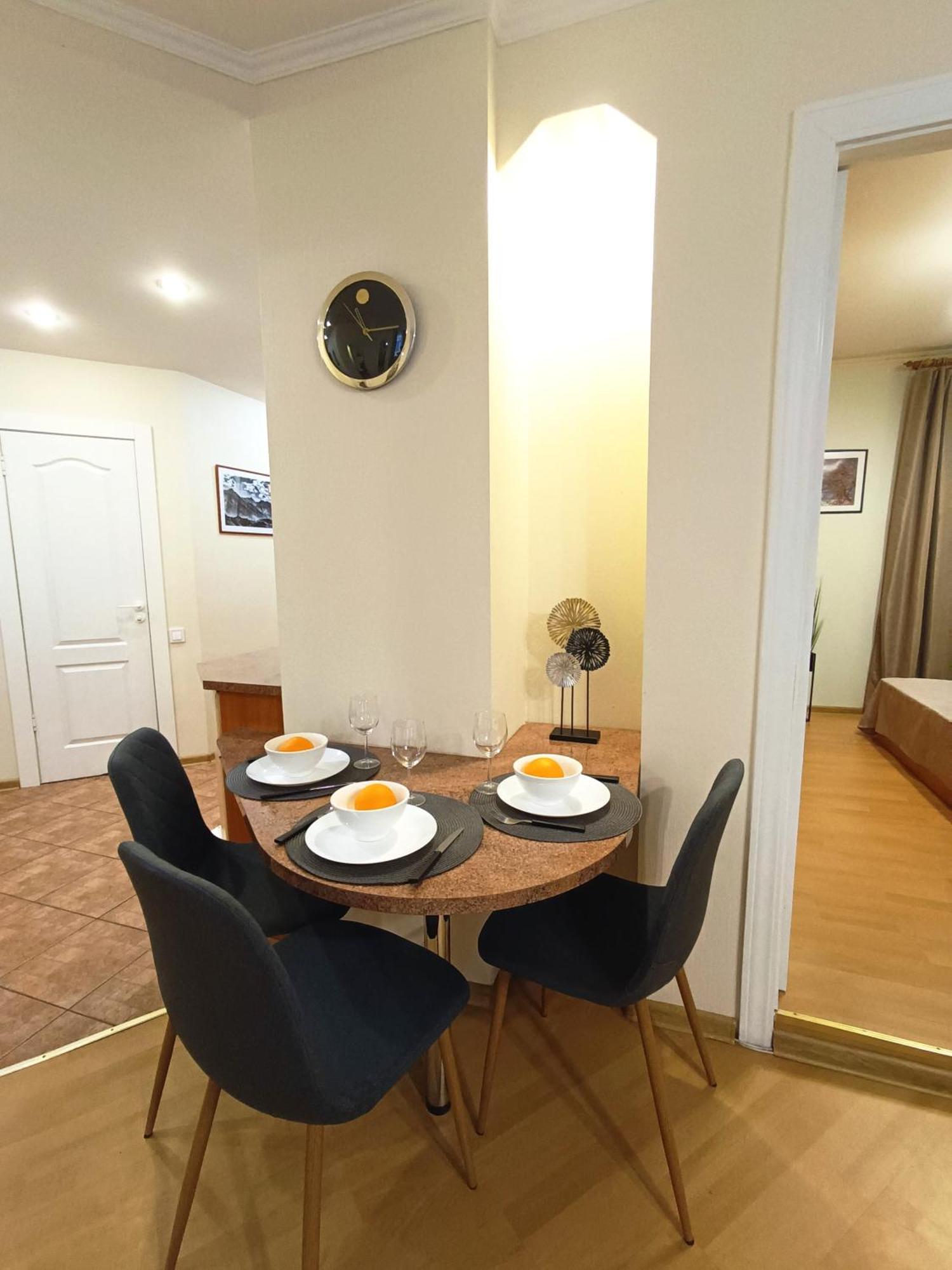 Two Bedroom Apartment In Old Town, Up To 6 Guests Riga Esterno foto